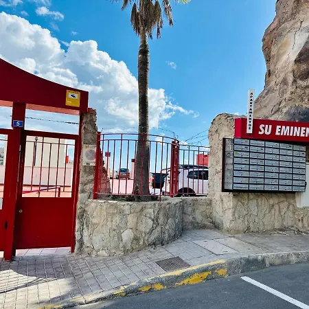 Su Eminencia - Sea View With Modern Comforts *